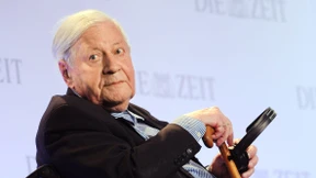 Altkanzler Schmidt bedauert Rückzug Steinbrücks