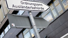 „Verrückte Gesetze“ bremsen die Arbeit der Ausländerbehörde