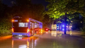 Unwetter setzt Straßen und Keller unter Wasser