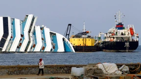 Auf dem Seitenaltar liegen die Rettungswesten