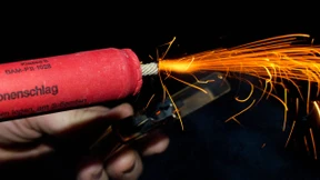 Kleinkind durch Böller schwer verletzt