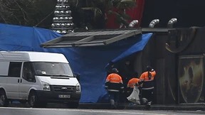 Von Angst erfüllte Angehörige harren vor dem „Reina“ aus