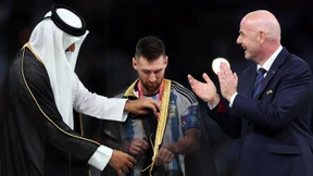 Messi bei Siegerehrung in arabisches Gewand gehüllt