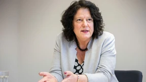 Vorwürfe nicht nur an die Frankfurter Bildungsdezernentin