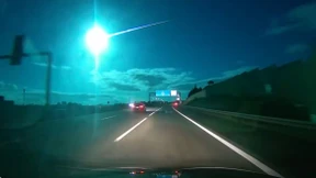 Blau-grüner Feuerball erleuchtet Himmel über Spanien und Portugal