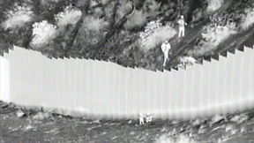 Zwei kleine Mädchen über amerikanische Grenzmauer geworfen