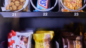 „Heißhunger auf Süßes“ – Mann steckt in Snackautomaten fest