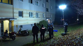 Mann legt mitten in Hamburg Frauenleiche auf Gehsteig ab