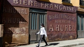 Verlassenes Filmset in den Straßen von Paris