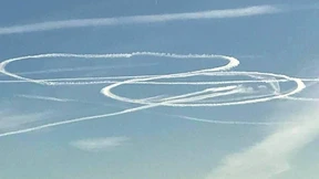 „Kondensstreifen-Gemälde“ sorgen für Spekulationen