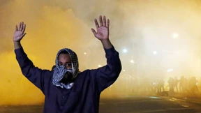 Trotz Ausgangssperre fliegen Rauchbomben