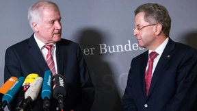 Seehofer hält an Maaßen fest