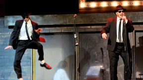 Schwarze Anzüge, schwarze Sonnenbrillen