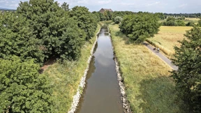 Bastelarbeiten am Flussufer