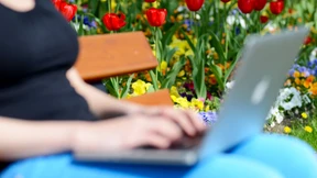 Mädchen erleben online mehr Belästigung als auf der Straße