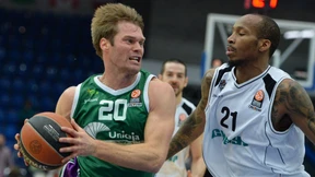 Zwölf Mann auf Abenteuerfahrt