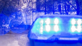 Raser fährt mit Blaulicht durch Berlin