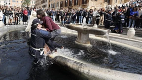 Klimaaktivisten färben Wasser in römischem Brunnen schwarz