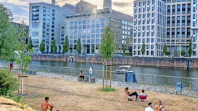 Barackensiedlung neben Yachthafen