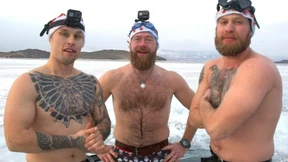 Eistaucher versenken Weihnachtsbaum in Sibirien