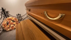 Frau wacht in Ecuador in ihrem eigenen Sarg auf