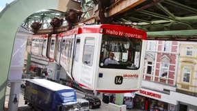 Die Schwebebahn verschenkt drei Wagen