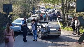 Auf Bahnübergang geparkt – Zug kollidiert mit Auto 