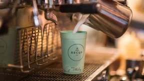 Heißer Kaffee im Mehrwegbecher