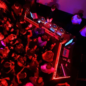 Einstichstellen bei Partygästen geben Rätsel auf