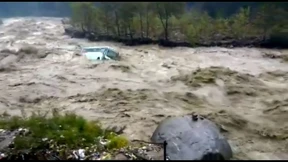 Wassermassen reißen Bus mit