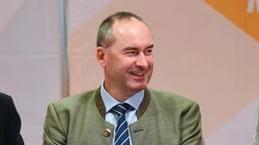 Publikum feiert Hubert Aiwanger für Rede