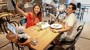 Statt Ohren Mikrofone, statt Augen Linsen