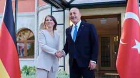 Baerbock hebt Kontroversen mit Ankara hervor