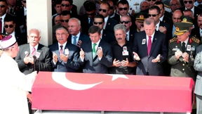 Ein Staatschef-Selfie vor dem Soldatensarg