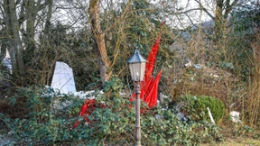 Kleinflugzeug stürzt in Garten – Pilot kommt ums Leben