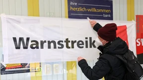 Mehr Gehalt und Sicherheit für Postbanker