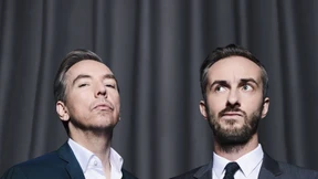 Kopfüber in den leeren Pool