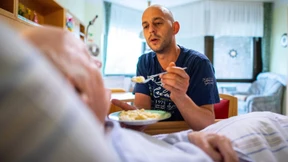 Altenpfleger verdienen mehr