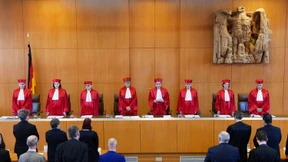 Robe sticht Kopftuch