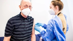 Politiker wollen Impfwillige belohnen