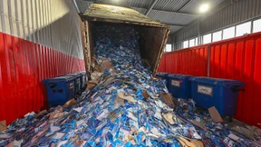 Künstler schreddern tonnenweise AfD-Flyer