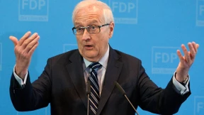 Brüderle bricht sich bei Sturz Arm und Bein