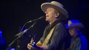 Ein Mann singt sich neue Sterne in die kalte Nacht