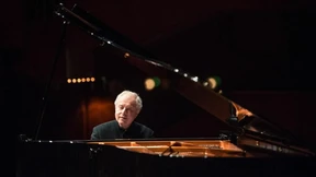 Der Meister sagt das Programm selbst an