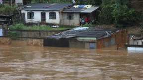 Mindestens 30 Tote bei Überschwemmungen