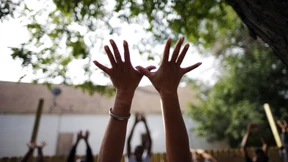 „Krieger drei“ wackelt auf einem Bein  