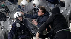 Spielabbruch nach schweren Krawallen