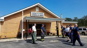 Mann schießt in Kirche um sich bis Kirchenhelfer dazwischengeht