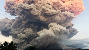 Erneuter Vulkanausbruch legt Bali-Flughafen lahm