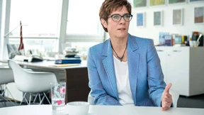 AKK stellt sich vor ihre Soldaten: „Kein Generalverdacht“